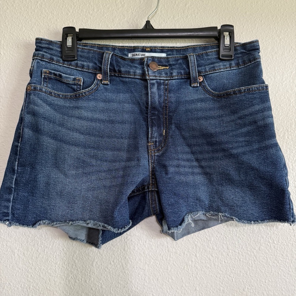Levis Shorts Womens 6 / 28 Fit Blue Denim Cut Off Raw Hem True Shorts Signature